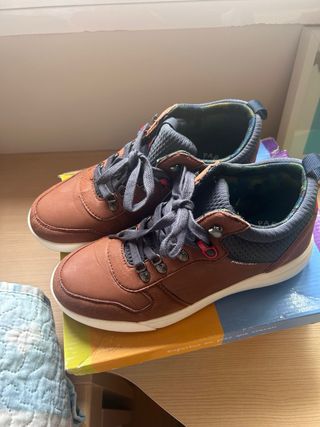 Zapatos de niño marrones con cordones azules