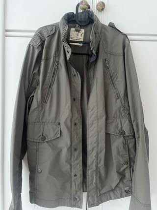 Chaqueta cortavientos verde/gris con capucha