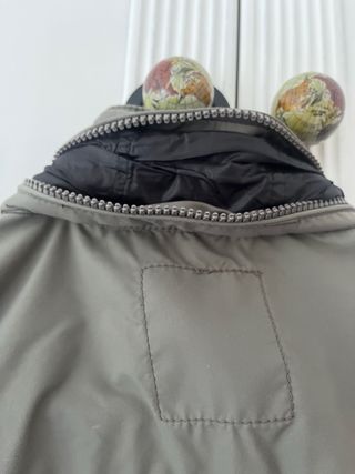 Chaqueta cortavientos verde/gris con capucha