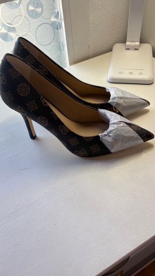 Tacones Guess Marrones y Dorados