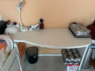Dormitorio  infantil, ecritorio y estanterías