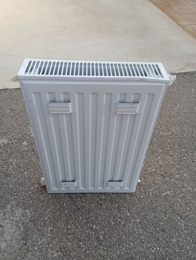 Radiadores metálicos blancos