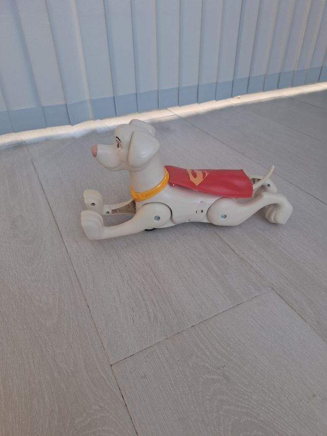 Cucciolo di Superman con musica e movimento