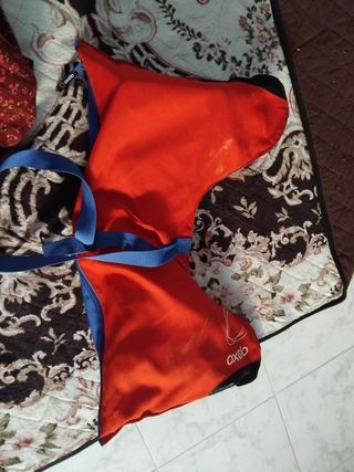 Patinetes de ruedas blancos y azules