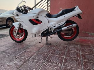 Moto deportiva blanca