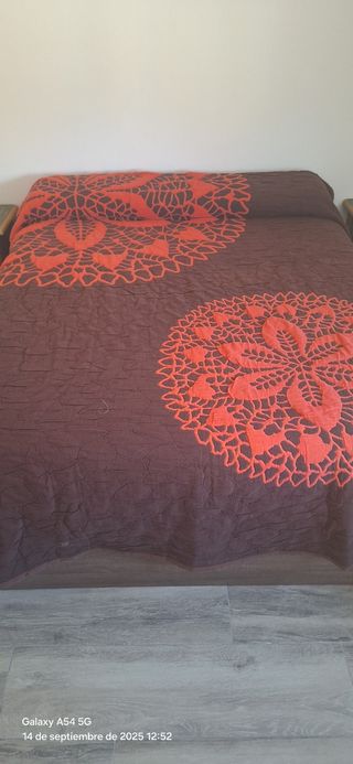 Colcha Matrimonio Marrón y Naranja. Es reversible.