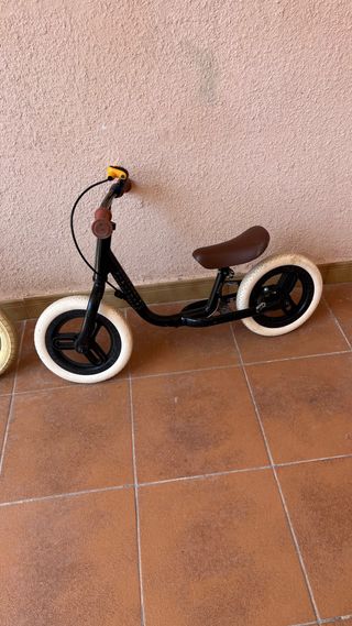 Bicicleta de equilibrio negra para niños