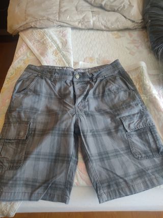 Bermudas de hombre a cuadros grises, marca inside.