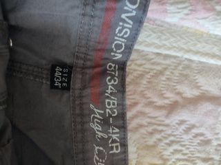 Bermudas de hombre a cuadros grises, marca inside.