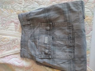 Bermudas de hombre a cuadros grises, marca inside.