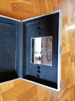 Maletín de maquillaje plateado