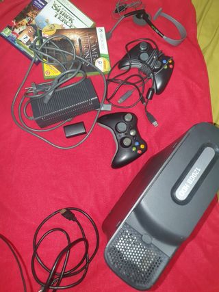 Xbox 360 con juegos y accesorios