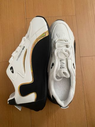 Zapatillas deportivas blancas y negras