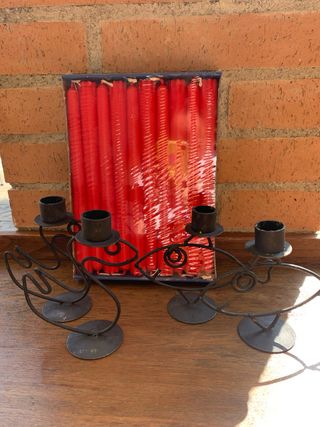 Candelabros de metal con velas rojas