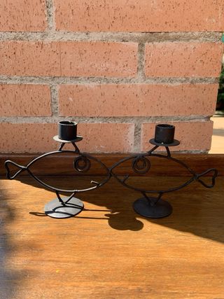 Candelabros de metal con velas rojas