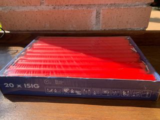 Candelabros de metal con velas rojas