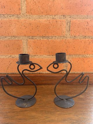 Candelabros de metal con velas rojas