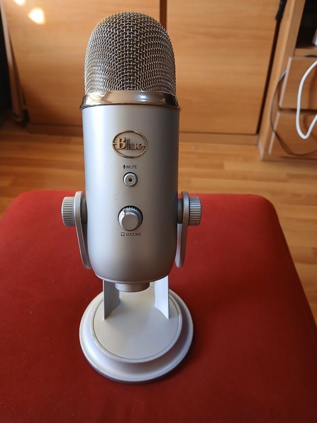 Microfono blu per lo streaming