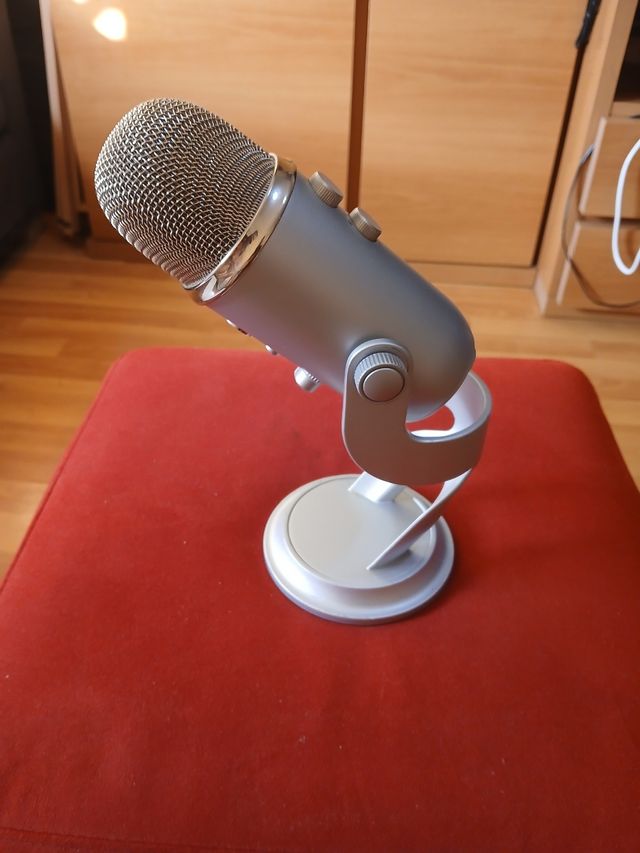 Microfono blu per lo streaming