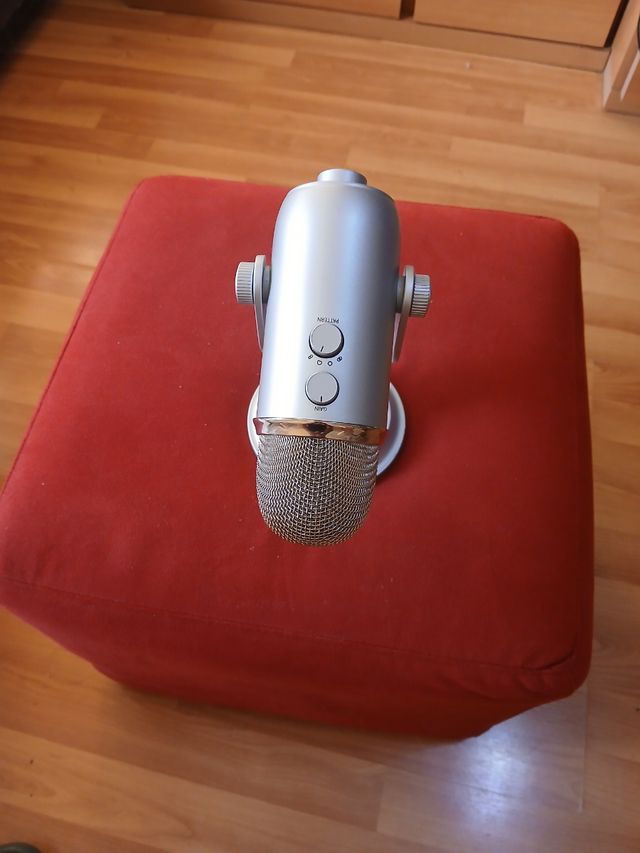 Microfono blu per lo streaming