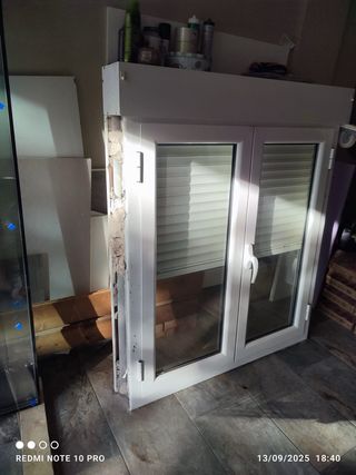 Ventana blanca con persiana