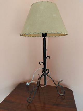 Lámpara de forja con diseño de ciervos