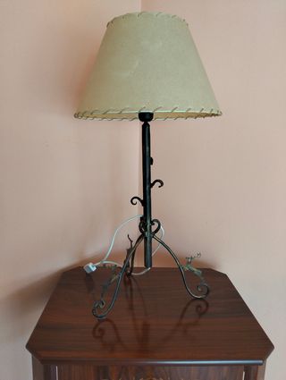 Lámpara de forja con diseño de ciervos