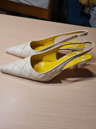Escada Tacones Blancos y Amarillos