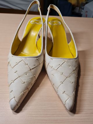 Escada Tacones Blancos y Amarillos