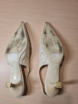 Escada Tacones Blancos y Amarillos