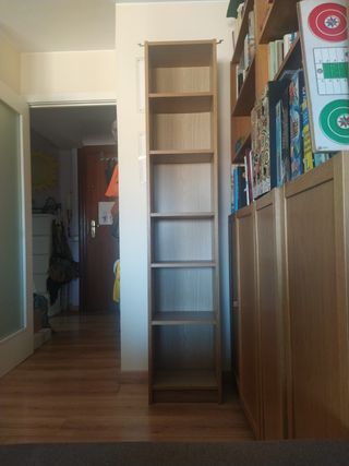 Estantería de madera para libros.