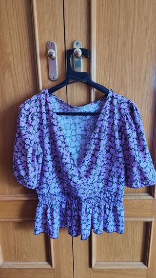 Camiseta floral morada con volantes
