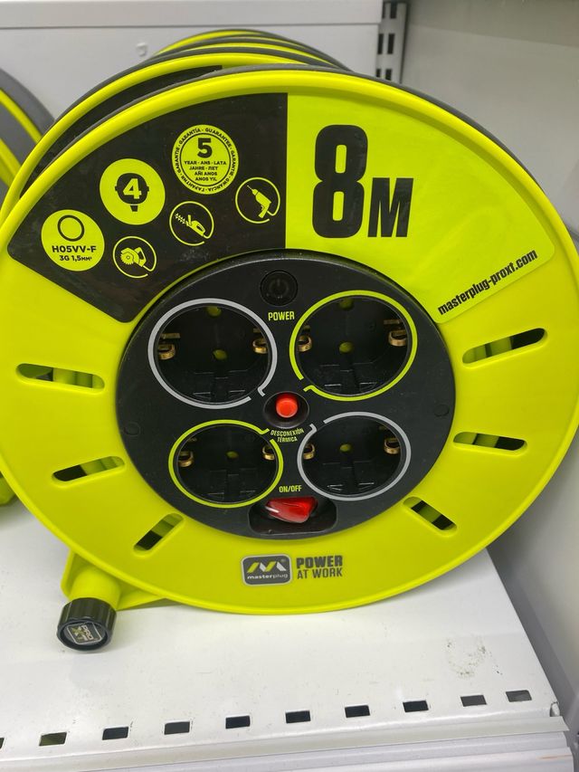Cavo avvolgibile da 8 m con 4 prese Masterplug