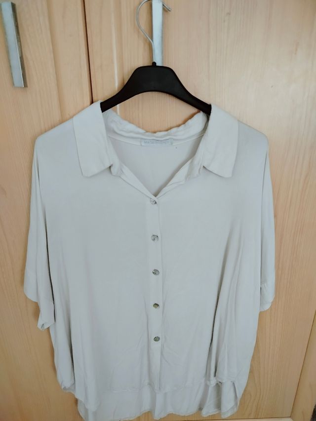 Camisa beige con botones