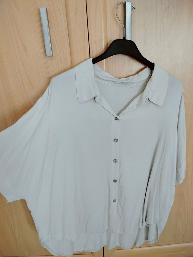 Camisa beige con botones
