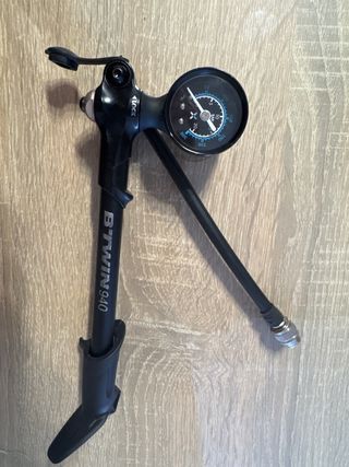 Inflador de suspensión Btwin 940 de segunda mano por 15 EUR en