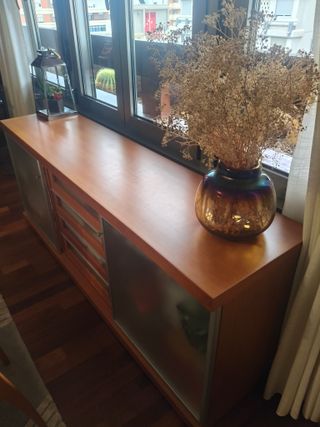 Aparador de salón madera y cristal