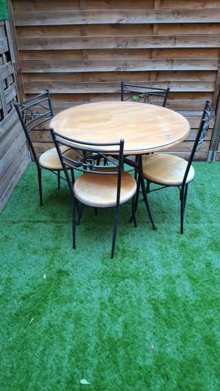 Mesa redonda y 4 sillas de jardín