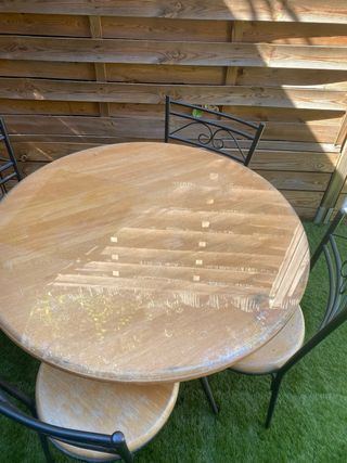 Mesa redonda y 4 sillas de jardín
