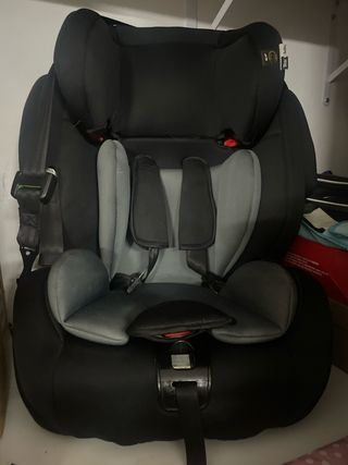 Silla de coche negra y gris