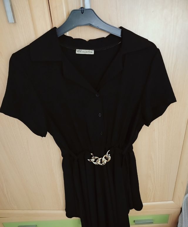 Blusa negra con cadena dorada