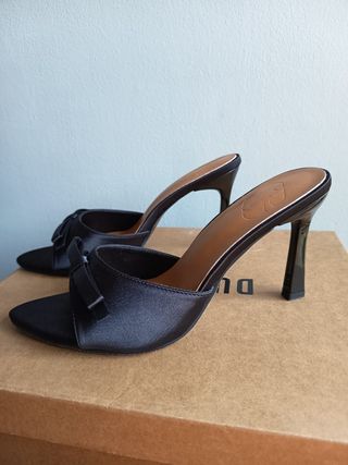 Sandalias de tacón negras con lazo