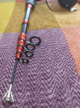 Caña de pescar y carrete pesca calamar.