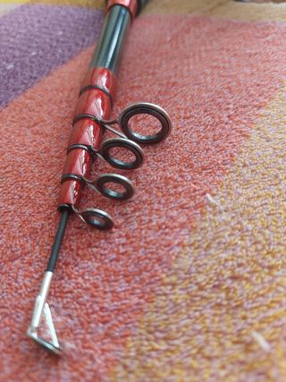 Caña de pescar y carrete pesca calamar.