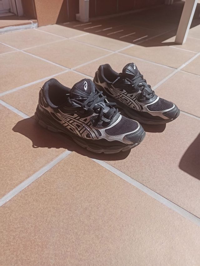 Zapatillas Asics Gel Negras y Plateadas