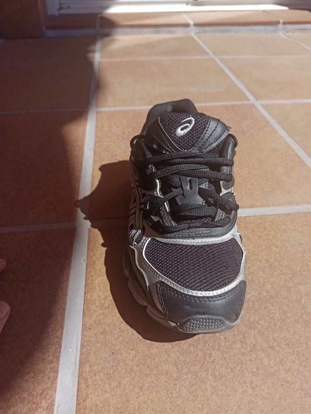 Zapatillas Asics Gel Negras y Plateadas