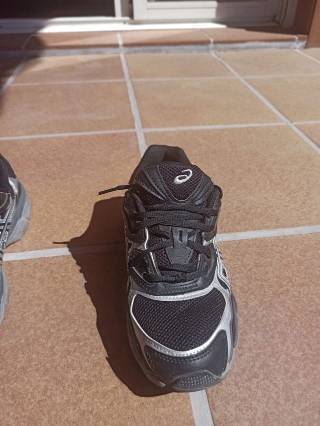 Zapatillas Asics Gel Negras y Plateadas