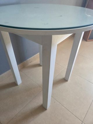 Mesa blanca con cristal