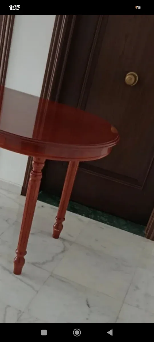 Mesa de madera marrón ovalada