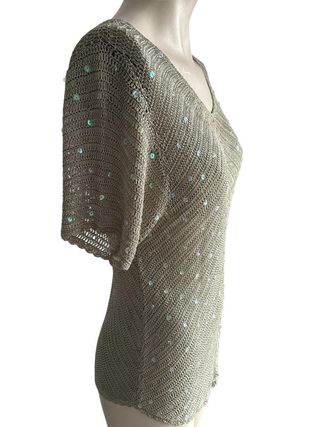 Top plateado de crochet con lentejuelas